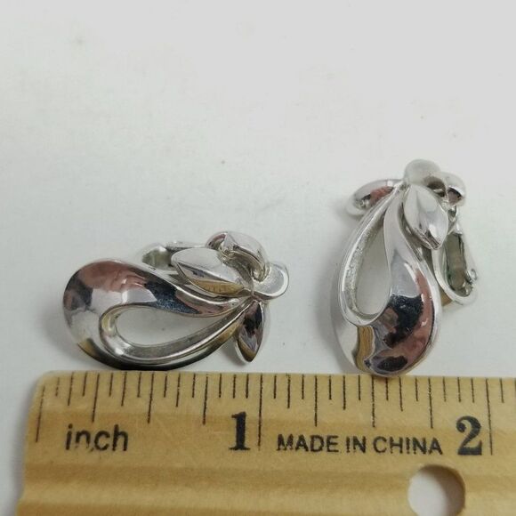 Vintage Crown Trifari Silver Tone Clip On Earrings Retro Eggplant Shape Abstract - Picture 3 of 6